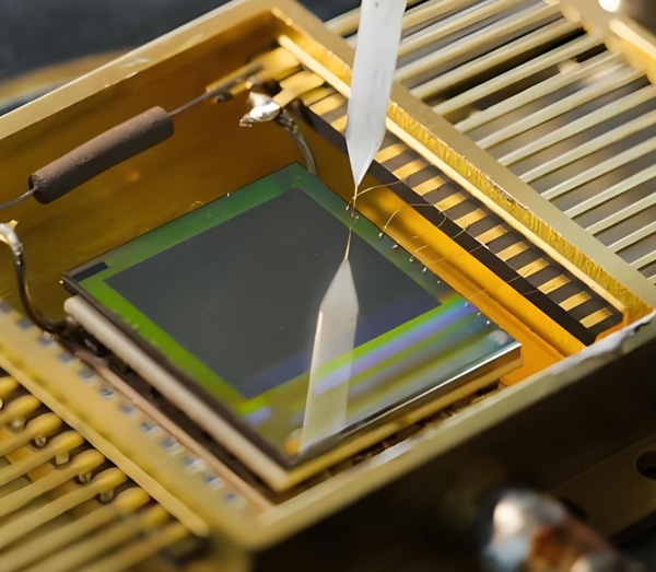 特殊工艺制备的导电连接材料   银胶还广泛应用于LED封装、传感器制造