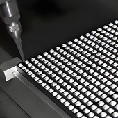 COB（Chip-On-Board）封装胶水主要用于将裸露芯片粘接并密封在PCB或基板上